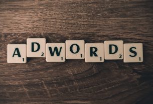 tulisan adwords dalam balok kayu