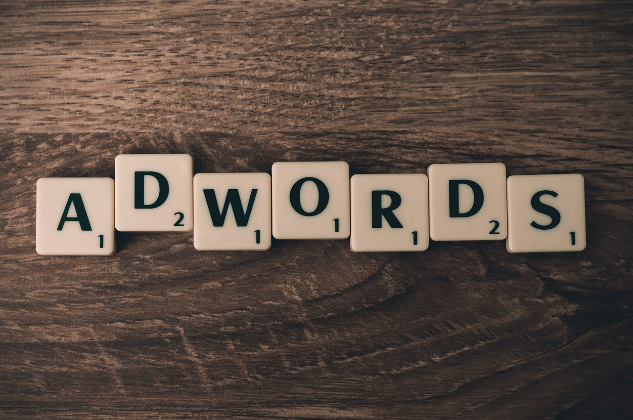 tulisan adwords dalam balok kayu